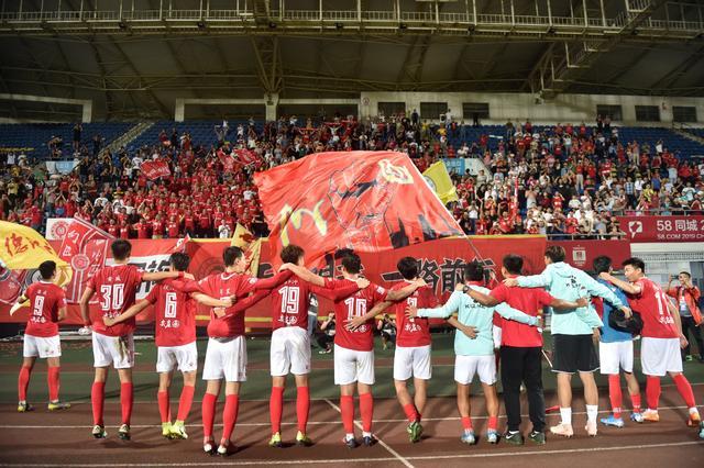 庆祝大儿子蒂亚戈13岁生日，梅西一家举办了巴萨主题生日派对