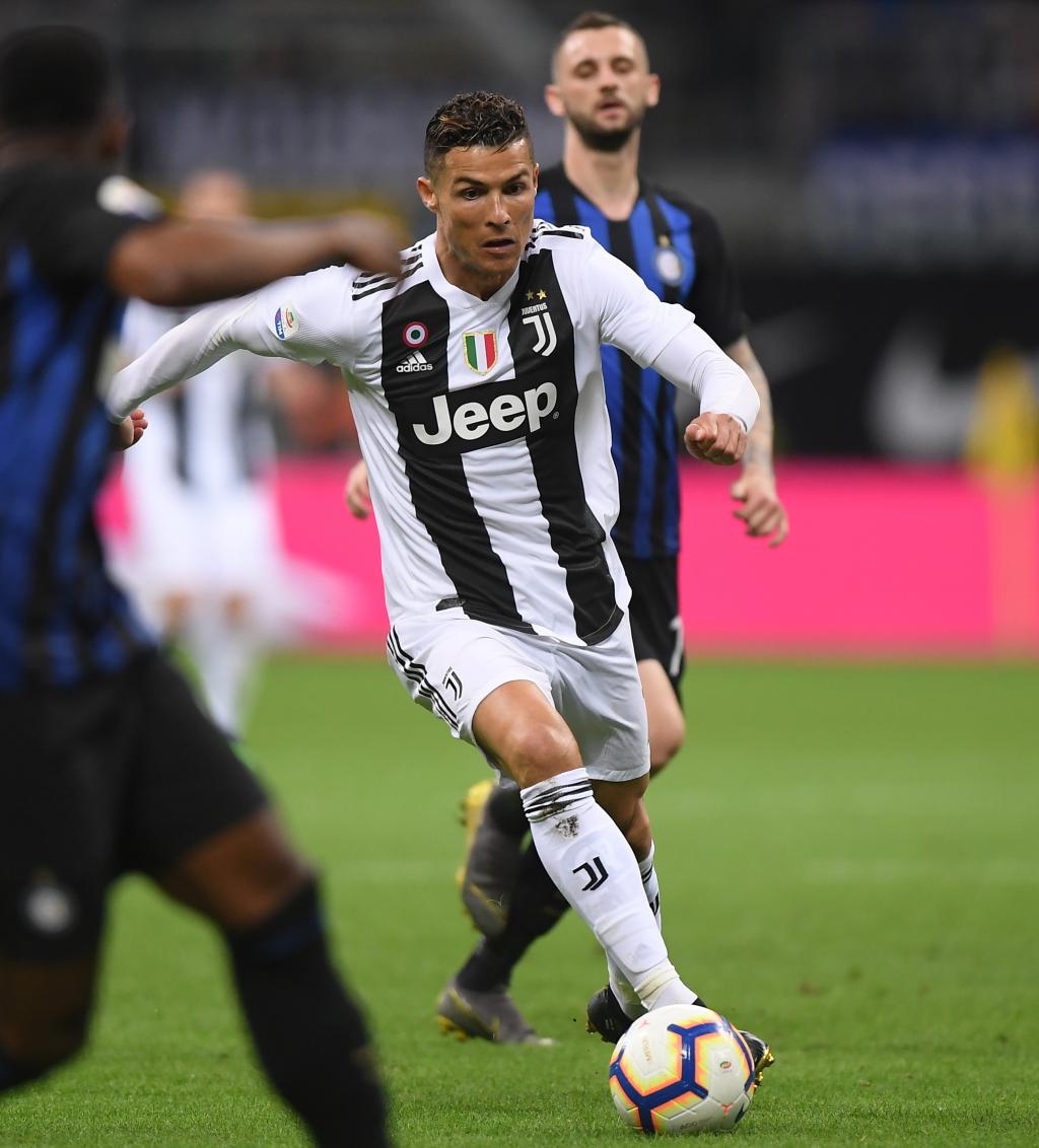 后卫破门后激情亲吻队徽，引球迷共鸣