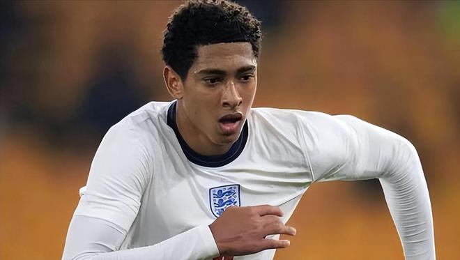 右脚踝囊受伤的基米希随德国队抵达卢森堡，走路仍有不便