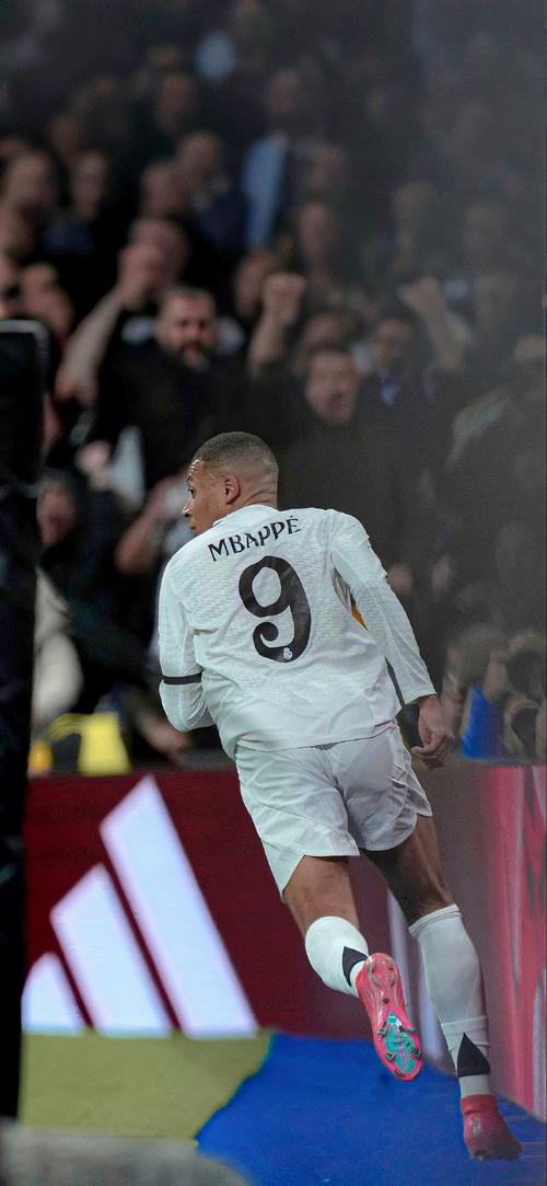 詹姆斯关键上篮锁定胜利