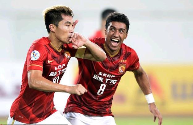 利物浦欲出售左后卫齐米卡斯，因其不愿离开安菲尔德，而其他球员面临竞争。