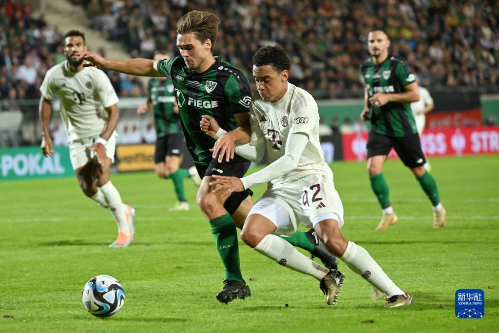 这雪有点大，欧冠赛前一名挪威记者在博德闪耀的球场边线处滑雪