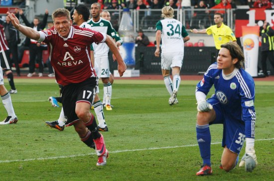 长春亚泰队启程出征青岛时，球迷用歌声为将士们送行